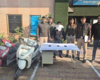 दिल्ली पुलिस ने वाहन चोरी में किया युवक को गिरफ्तार, 2 स्कूटी और 3 मोबाइल बरामद 