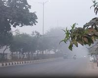 उत्तर प्रदेश में ठंड और घने कोहरे ने बढ़ाई परेशानी, दृश्यता हुई कम