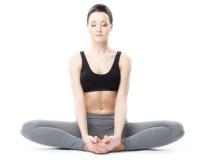 दफ्तर में घंटों बैठकर हो गया है पीठ में दर्द? इस आसन से मिलती है राहत