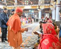 कड़ाके की ठंड के बीच सीएम योगी ने किया जनता दर्शन, 250 लोगों की समस्याएं सुनी 