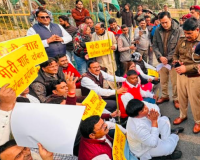 नोएडा में कांग्रेस कार्यकर्ताओं ने नेशनल हेराल्ड केस और भाजपा सरकार के खिलाफ किया प्रदर्शन