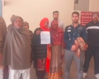 शामली में ग्रामीणों ने कलेक्ट्रेट पहुंचकर की शिकायत, फौजी परिवार पर दबंगई दिखाने का आरोप