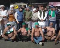 मुजफ्फरनगर में किसानों के अर्धनग्न प्रदर्शन के बाद पेपर मिलों पर छापेमारी, फैक्ट्रियां सील करने की चेतावनी