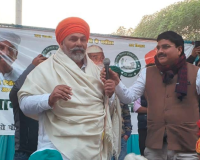 नोएडा: यमुना एक्सप्रेस-वे पर किसान महापंचायत में राकेश टिकैत ने उठाए भूमि अधिग्रहण और मुआवजा के मुद्दे