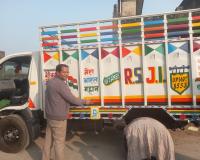 सहारनपुर में कोहरे से हादसों की रोकथाम के लिए आरटीओ विभाग का अभियान, वाहनों पर लगाए गए रिफ्लेक्टर