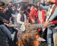 सहारनपुर में बांग्लादेश में हिंदुओं पर अत्याचार के विरोध में विहिप-बजरंग दल का प्रदर्शन, प्रधानमंत्री युनूस का पुतला दहन