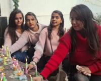 मुजफ्फरनगर में क्रिसमस की धूम: चर्चों में गूंजीं प्रार्थनाएं, अहिल्याबाई चौक और सदर बाजार में उमड़ा जनसैलाब