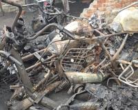 मुज़फ्फरनगर में बाइक रिपेयरिंग की दुकान में भीषण आग, पांच मोटरसाइकिलें जलकर राख, लाखों का हुआ नुकसान