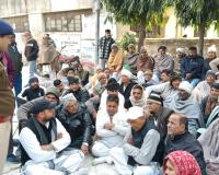 मुजफ्फरनगर में बेटे की गुमशुदगी पर एसएसपी दफ्तर पर प्रदर्शन, एसएसपी ने चौकी प्रभारी को किया लाइन हाज़िर 