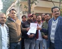 मुजफ्फरनगर: आयुर्वेदिक कॉलेज के आउटसोर्सिंग कर्मचारियों ने वेतन न मिलने पर किया प्रदर्शन