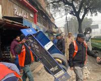 सहारनपुर: नगर निगम का दूसरे दिन भी 'बुलडोजर' एक्शन, घंटाघर से जामा मस्जिद तक हटा अवैध कब्जा; भारी जुर्माना वसूला