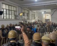 वाराणसी: पूर्व आईपीएस अमिताभ ठाकुर कड़ी सुरक्षा के बीच अदालत में पेश..आजाद अधिकार सेना के कार्यकर्ता भी कोर्ट में डटे रहे