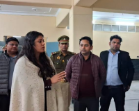 नोएडा में शीतलहर के बीच डीएम ने रैन बसेरों का औचक निरीक्षण किया