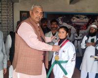 मुजफ्फरनगर में सांसद ने ताइक्वांडो खिलाड़ियों का किया सम्मान, वंदे मातरम बहस पर जताई आपत्ति