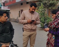 मुजफ्फरनगर: तीन महीने से ससुराल के बाहर धरने पर बैठी विवाहिता, न्याय की राह तलाश रही