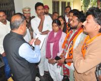 शामली: छात्रा को पेपर न दिलाने पर छात्र नेताओं का हंगामा, कॉलेज गेट पर तालाबंदी