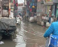 शामली कबाड़ी बाजार में नाले चॉक होने से जलभराव की समस्या