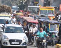 शामली: धीमानपुरा रेलवे फाटक बंद होने से भीषण जाम, नागरिकों ने ओवरब्रिज निर्माण की मांग की