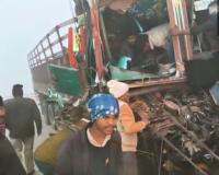 ब्रेक फेल होने से मार्बल लदा ट्रक हाइवा से टकराया, चालक गंभीर