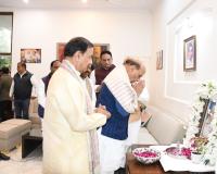 नोएडा में गणमान्यों का तांता: रक्षा मंत्री राजनाथ सिंह और नितिन गडकरी ने सांसद डॉ. महेश शर्मा की माँ को दी श्रद्धांजलि