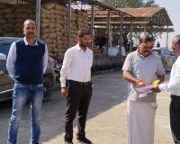 बलरामपुर : लूंगी में धान खरीद केन्‍द्र पहुंचे एसडीएम नेताम, अभिलेखों व भंडारण स्थल की बारीकी से की जांच