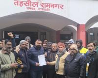 बाराबंकी: हिंदुओं पर अत्याचार के विरोध में अधिवक्ताओं ने बांग्लादेश सरकार का फूंका पुतला