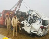 आगरा- लखनऊ एक्सप्रेसवे पर सड़क हादसा, चार की माैत..फाॅर्च्यूनर कार के एयरबैग खुलने के बाद भी नहीं बचा काेई 