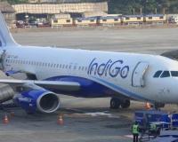 अहमदाबाद एयरपोर्ट पर इंडिगो फ्लाइट की इमरजेंसी लैंडिंग: बम की धमकी से मचा हड़कंप, संदिग्ध यात्री हिरासत में
