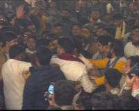 फर्रुखाबाद: भजन संध्या में जमकर मारपीट,अफरा-तफरी मची.. पुलिस कर्मी सेल्फी लेने में रहे मस्त