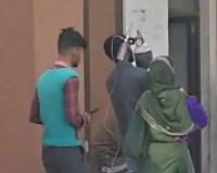 कंधे पर ऑक्सीजन सिलेंडर, गोद में नवजात- वीडियो देखते ही अव्यवस्था की तस्वीर ने खड़ा किया बड़ा सवाल