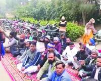 सिडकुल में घायल कर्मचारी की कंपनी ने नहीं दी मदद, भीम आर्मी ने किया प्रदर्शन