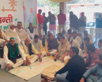 शामली मे मात्र आठ किलोमीटर की दूरी पर किसानों से वसूला जा रहा दोगुना भाड़ा, कलेक्ट्रेट पर धरने पर बैठे भैंसवाल के गन्ना किसान