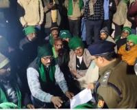 फर्रुखाबाद: दरोगा के व्यवहार से आहत भाकियू नेताओं ने किया कोतवाली का घेराव