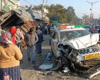 देहरादून में बेकाबू सीमेंट ट्रक का तांडव: पांच गाड़ियों को उड़ाते हुए दुकान में घुसकर पलटा, सुबह-सुबह मचा हड़कंप