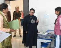 डीएम का सख्त रुख: अनुपस्थित शिक्षिकाओं का वेतन रोका