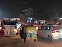 जालौन में बीच सड़क कार स्टंटबाजी, बस स्टैंड पर दौड़ाई तेज रफ्तार गाड़ी