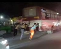 बस्ती में जानलेवा स्टंट रोडवेज बस के पीछे लटककर युवक का खतरनाक कारनामा, VIDEO वायरल