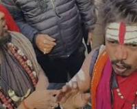 जौनपुर में भीड़ का कहर! बाबाओं की बेल्ट डंडों से पिटाई, वीडियो वायरल