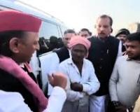 मऊ में अखिलेश यादव का मानवीय चेहरा | सड़क पर बैठे पीड़ितों से मिले, 2 लाख की मदद और DM से सीधी बात