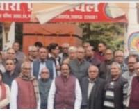 लखनऊ: आठवें वेतन आयोग में पेंशन पुनरीक्षण मांगों को लेकर कर्मचारियों -शिक्षकाें ने दिया धरना