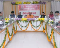 CM योगी ने जनप्रतिनिधियों को दिया मंत्र, 'घुसपैठियों को न मिले जगह'; वोटर लिस्ट पर पैनी नज़र रखने के निर्देश