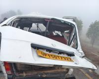 आजमगढ़ में पूर्वांचल एक्सप्रेसवे पर ट्रक ने कार मारी टक्कर, पिता-पुत्र समेत 3 की मौत