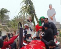  ट्रैक्टर से विधान सभा पहुंचे सपा विधायक अतुल प्रधान..गन्ना मूल्य ₹450 करने की मांग पर अड़े