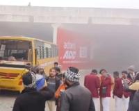 कानपुर: कंटेनर से टकराई बच्चों से भरी स्कूली बस, चालक घायल