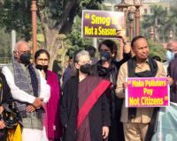 दिल्ली में खतरनाक प्रदूषण पर विपक्षी गठबंधन के सदस्यों का संसद परिसर में प्रदर्शन, सोनिया बोलीं- मुझे सांस लेने में दिक्कत
