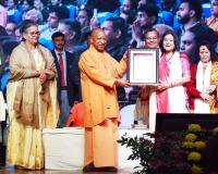 सीएम योगी ने चुटकी लेते हुए कहा- अवनीश अवस्थी भी कलाकार हैं ?, मालिनी अवस्थी समेत दिग्गज कलाकार किये सम्मानित