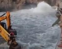 इच्छाड़ी डैम में पानी छोड़ते ही बढ़ा खतरा, नदी में फंसे मजदूरों की जान बचाने को ‘साथियों’ ने बनाया मानव-सेतू; अधिकारी नदारद