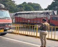 अमरोहा हादसे के बाद सड़कों पर सख्ती: हाईवे किनारे अवैध पार्किंग पर चला डंडा, पुलिस ने दर्जनों ट्रकों-कंटेनरों के काटे चालान