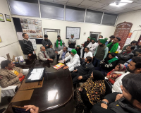 मेरठ में भाकियू ने किया जिला अस्पताल का घेराव, आफिस छोड़कर भागे डॉक्टर  