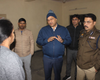 मेरठ: जिलाधिकारी ने प्यारेलाल अस्पताल का निरीक्षण किया, शौचालय और गेट की खराब स्थिति पर जताई नाराजगी